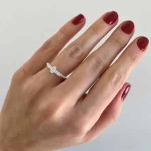 Anel Renda Italiana com Zircônia oval e Zircônias em volta - Prata 925