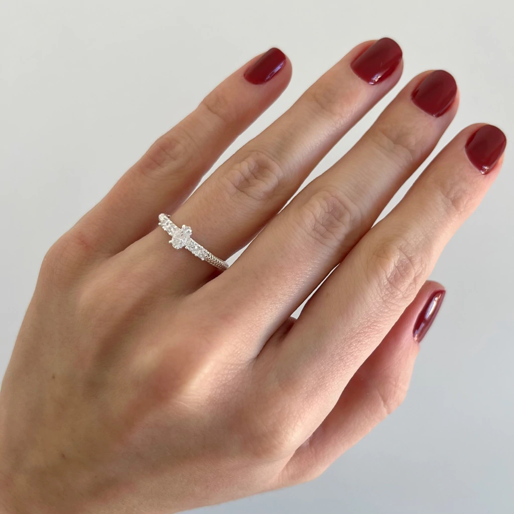 Anel Renda Italiana com Zircônia oval e Zircônias em volta - Prata 925